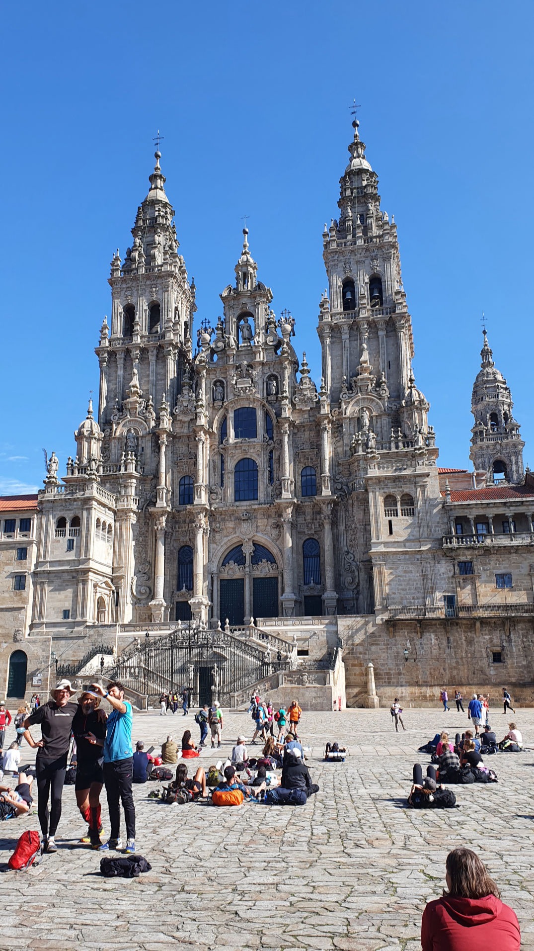 Kathedrale von Santiago mit erschöpften, aber glücklichen Pilgern