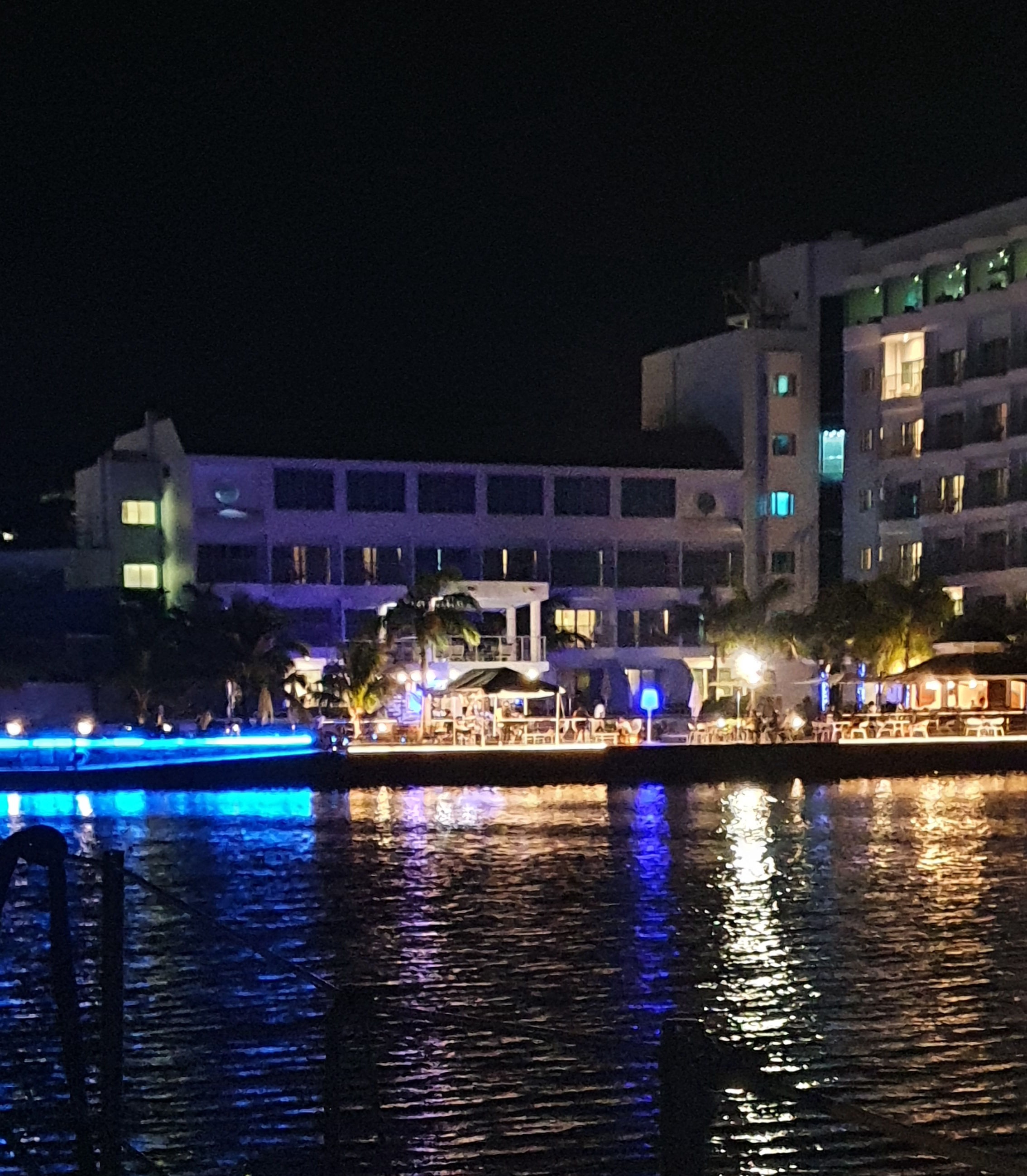 Marina-Hotel mit Live Musik