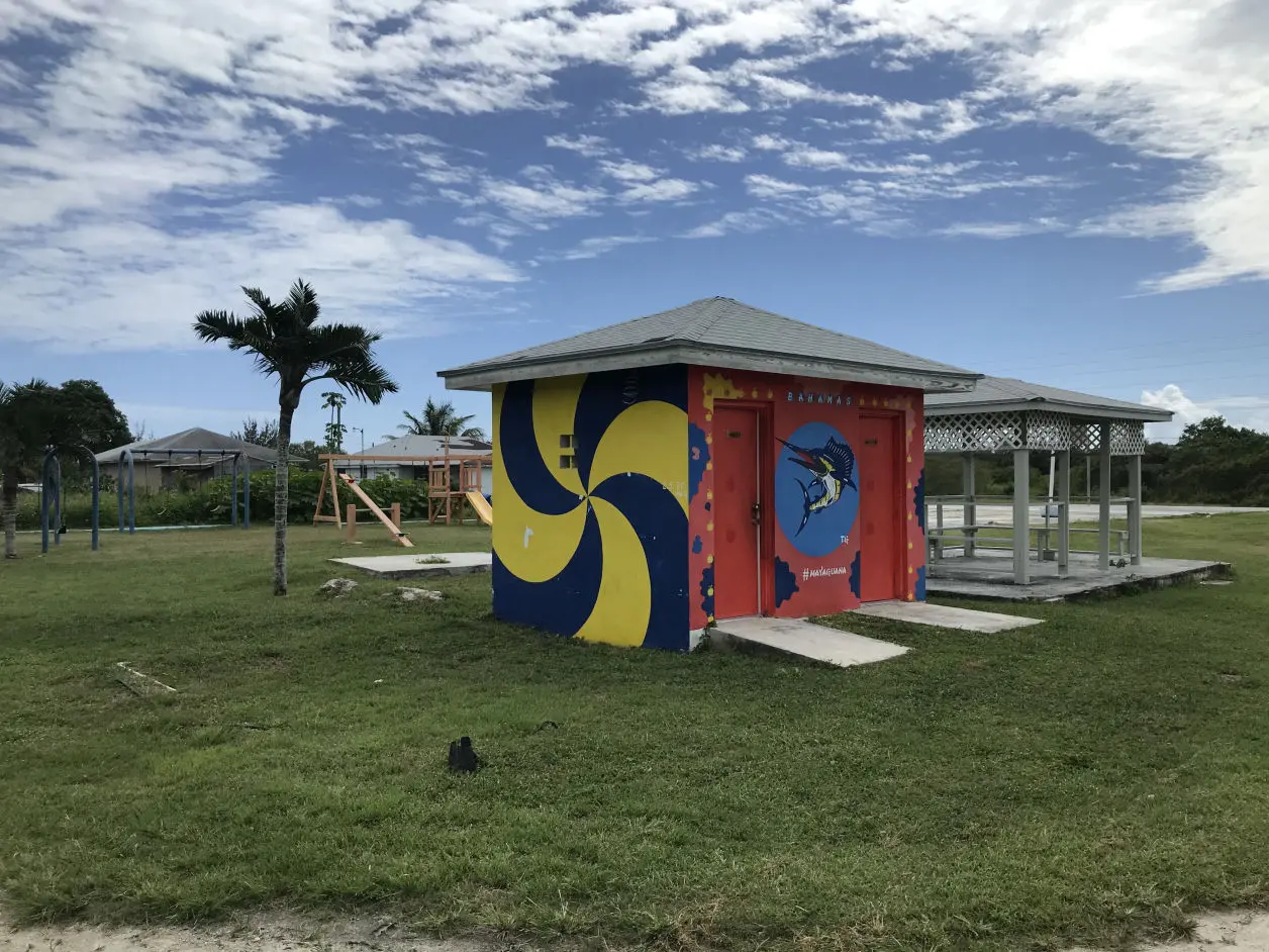 Buntes Haus am Spielplatz