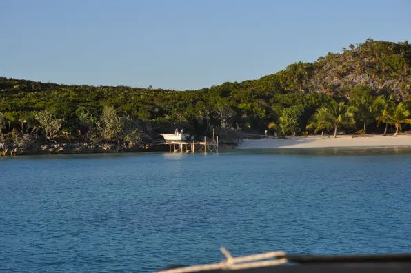 linker Rand des Strandes